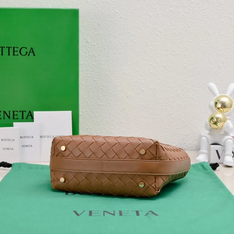 Batch 1360 #BvWallace Shoulder Lunch Bag 🔥 A lunch box bag that you can just grab and go. It is made of classic intrecciato weaving technology and reflects the craftsmanship of Bottega. The entire bag is made of top-grade happa lambskin. It is very soft and lightweight. The small bag shape is cute and exquisite. The interior capacity is also very large and can be carried under the arm. It is quite practical! The bottom of the bag is made of gold metal to prevent wear and tear. The details are really good! Choose this elegant commuting bag for Zaoba people~ Size: 22x13x9.5, model number; 7748#